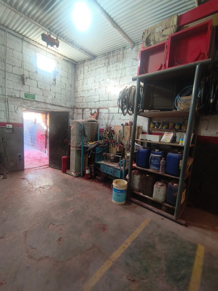 TALLER Y SALON COMERCIAL  EN VENTA 