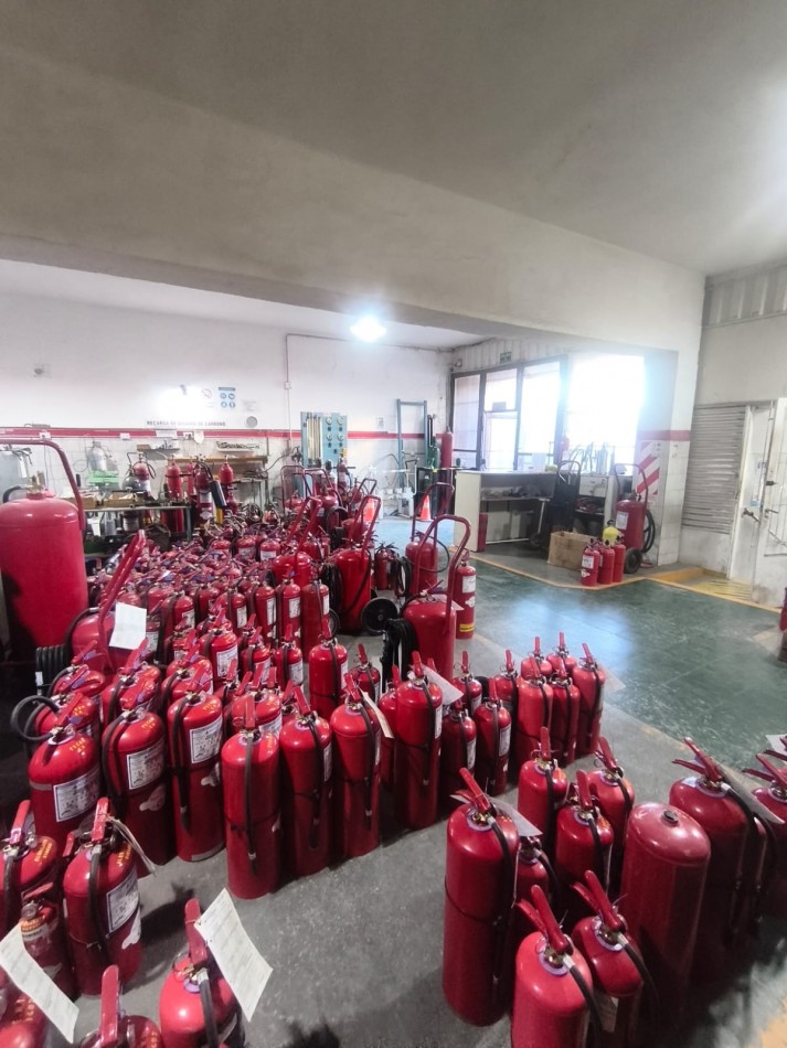 TALLER Y SALON COMERCIAL  EN VENTA 