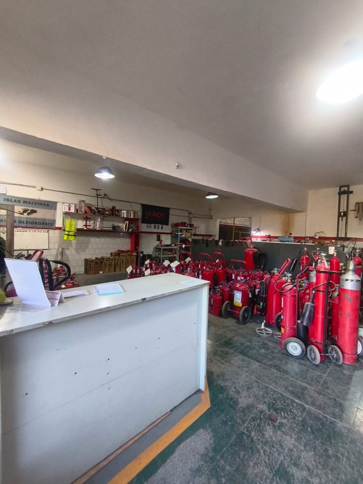 TALLER Y SALON COMERCIAL  EN VENTA 