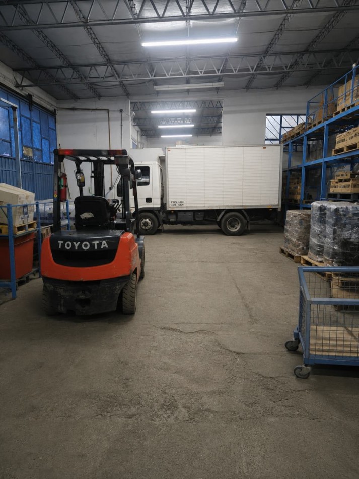 DEPOSITO + OFICINA EN ALQUILER B° INDUSTRIAL
